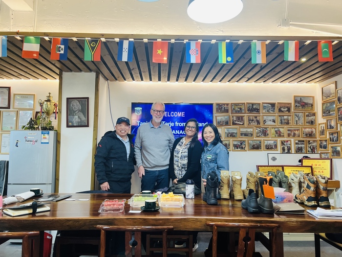 Des clients de Norvège et du Danemark visitent Guangzhou Hanagal Shoes Co., Ltd pour explorer de nouvelles opportunités dans l'industrie