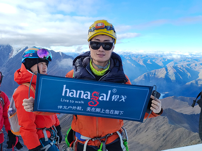 À la conquête des sommets enneigés : des chaussures de randonnée fiables pour les aventures extrêmes